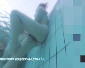 VIDEO OF THE DAY! Crazy girl is fingering in public pool!