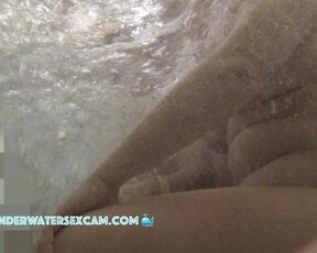 BBW in the jacuzzi