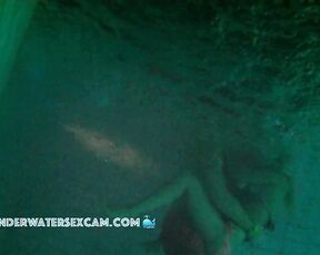 VIDEO OF THE DAY! Underwater blowjob and fun