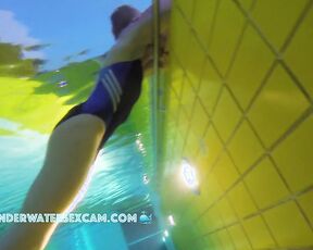 VIDEO OF THE DAY! Girl in swimsuit uses the jet stream correctly