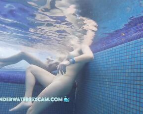 VIDEO OF THE DAY! Hot girls do half sport in a public sauna pool