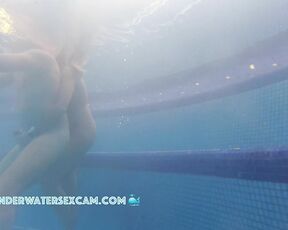 VIDEO OF THE DAY! Big dick guy gets underwater handjob