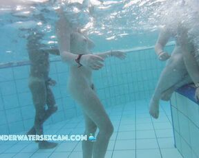 How hippie girls look naked under water