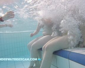 How hippie girls look naked under water