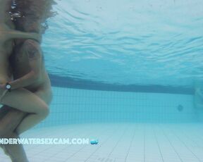 Let´s try to fuck underwater in the public pool