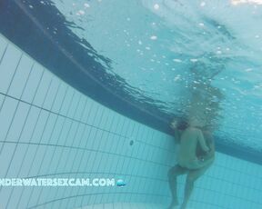 Let´s try to fuck underwater in the public pool