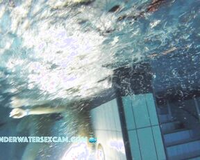 Underwater race with bbw milf