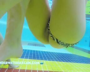 VIDEO OF THE DAY! Young girl shows how to masturbate with the jet stream