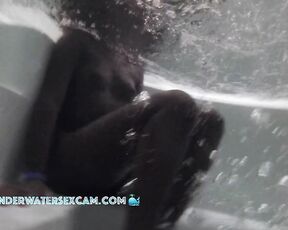 VIDEO OF THE DAY! Black latina teen waiting for something in the jacuzzi