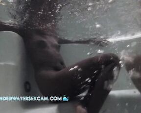 VIDEO OF THE DAY! Black latina teen waiting for something in the jacuzzi