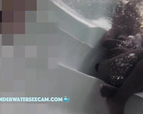 VIDEO OF THE DAY! Black latina teen waiting for something in the jacuzzi