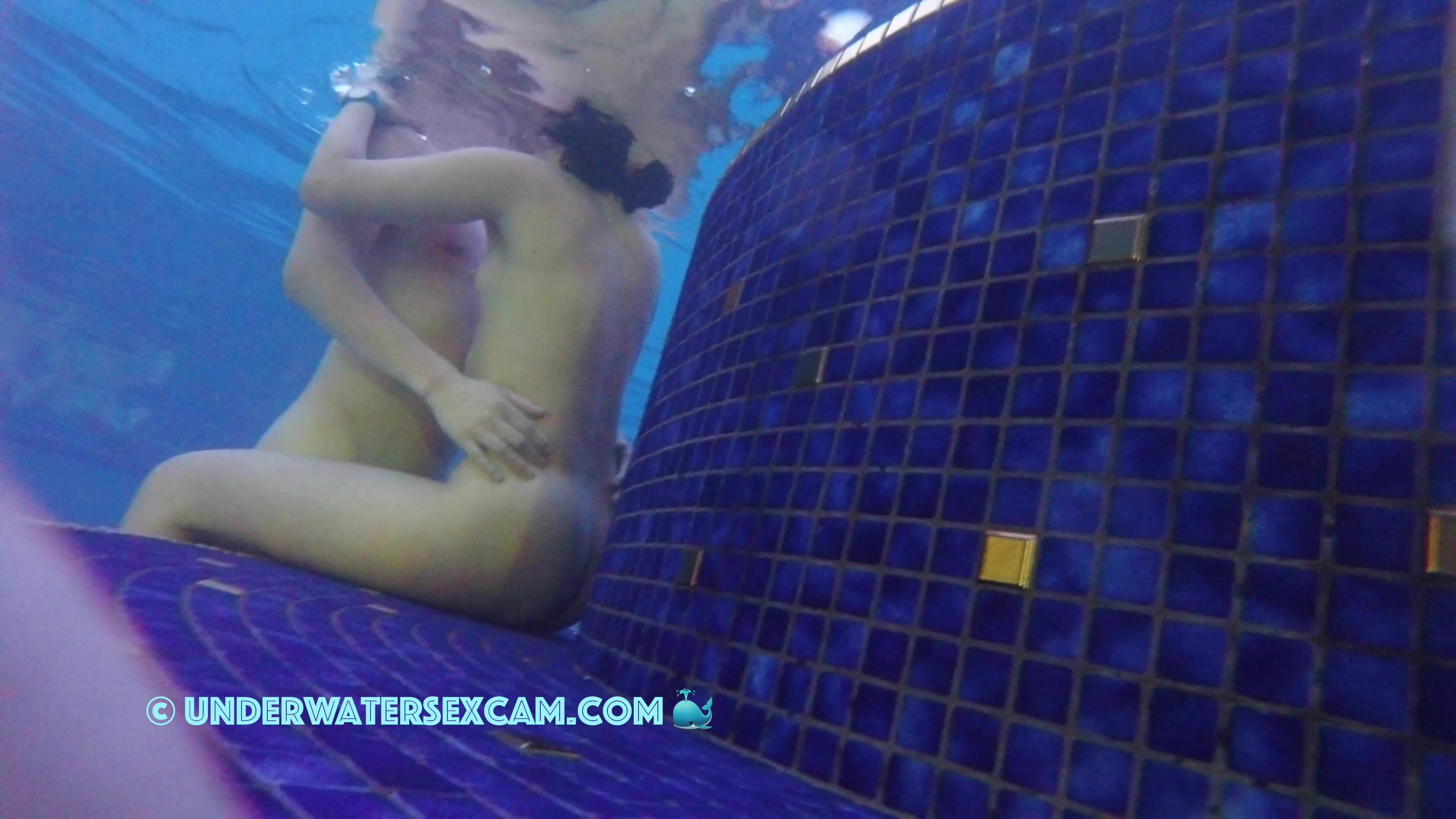 This underwater bench is a good place for fucking
