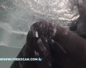 VIDEO OF THE DAY! Black Latina wants to talk in the jaccuzzi