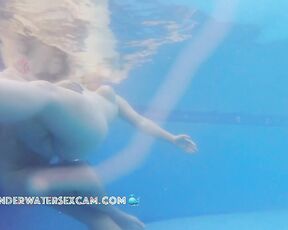 Couple plays underwater and gets horny