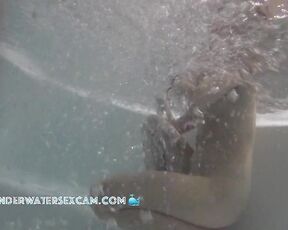 VIDEO OF THE DAY! Single girl alone in the jacuzzi