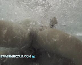 VIDEO OF THE DAY! Sex games in a public whirlpool
