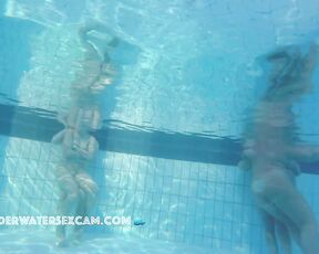 VIDEO OF THE DAY! HOT! Couple starts underwater sex