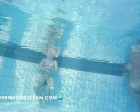 VIDEO OF THE DAY! HOT! Couple starts underwater sex