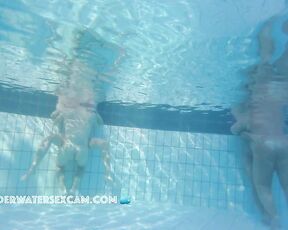 VIDEO OF THE DAY! HOT! Couple starts underwater sex