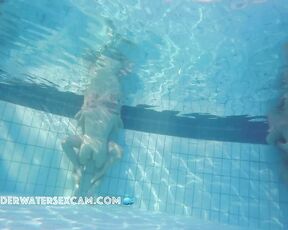 VIDEO OF THE DAY! HOT! Couple starts underwater sex