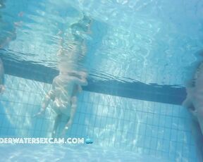 VIDEO OF THE DAY! HOT! Couple starts underwater sex