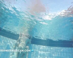 VIDEO OF THE DAY! HOT! Couple starts underwater sex