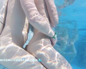 VIDEO OF THE DAY! HOT! Couple starts underwater sex