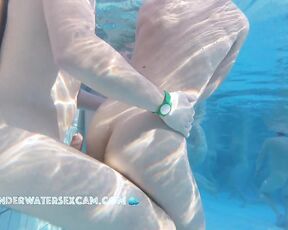 VIDEO OF THE DAY! HOT! Couple starts underwater sex