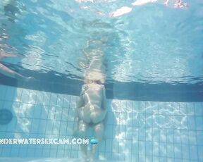 VIDEO OF THE DAY! HOT! Couple starts underwater sex