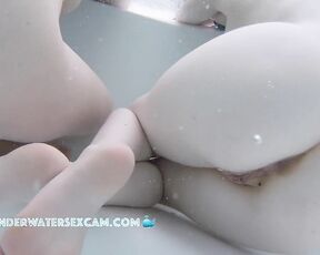 VIDEO OF THE DAY! 18y teen shows her pussy in the jacuzzi
