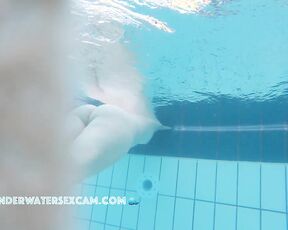 Milf loves underwater massage