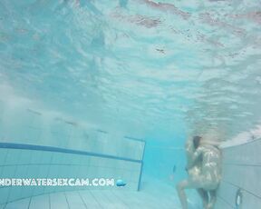 VIDEO OF THE DAY! Young girls like to be fucked by older men underwater