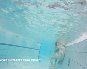 VIDEO OF THE DAY! Young girls like to be fucked by older men underwater