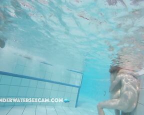 VIDEO OF THE DAY! Young girls like to be fucked by older men underwater