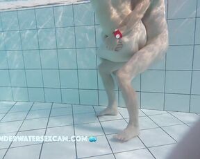 VIDEO OF THE DAY! Young girls like to be fucked by older men underwater