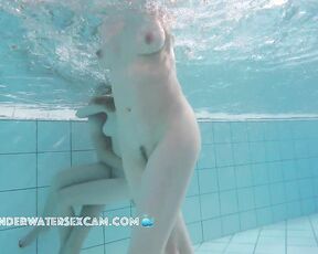 VIDEO OF THE DAY! Young girls like to be fucked by older men underwater