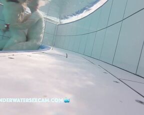 VIDEO OF THE DAY! Young girls like to be fucked by older men underwater