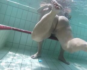 Big girl shows her big booty underwater