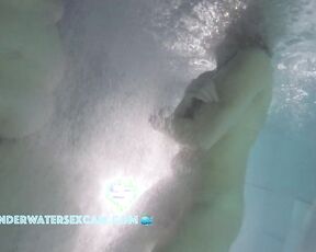 VIDEO OF THE DAY! This teen girl is so horny that she masturbates with the jet stream