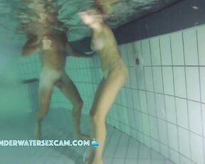 NEW! This hot girl only dares to go naked in the water at night