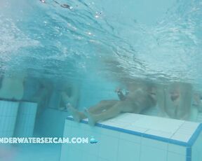 This lady likes to open her legs and show her pussy underwater