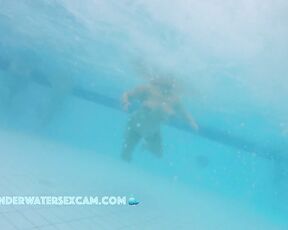 This is what it looks like when a lady with big breasts swims naked in the water