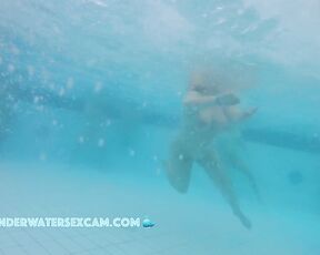 This is what it looks like when a lady with big breasts swims naked in the water