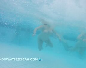 This is what it looks like when a lady with big breasts swims naked in the water