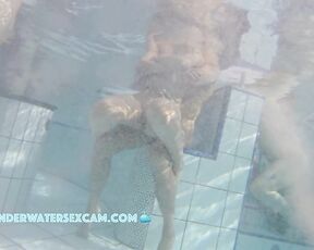 VIDEO OF THE DAY! A horny couple plays together and would love to fuck right away in the pool