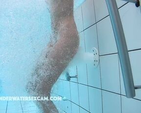 NEW! This very slim girl with the large labia has a lot of fun with the underwater jet