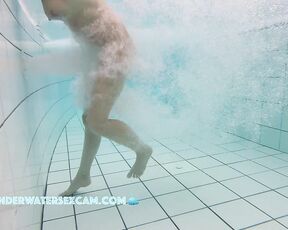 NEW! This lady masturbates but pretends to get a professional underwater massage