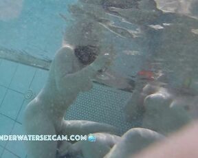 NEW! It's amazing how young girls naturally show themselves naked in public
