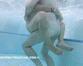 The two fuck shamelessly in the whole sauna pool