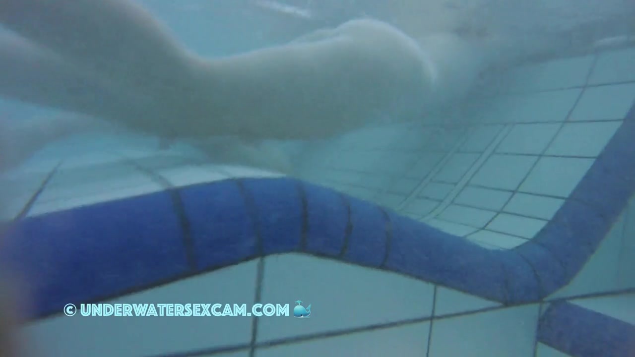 NEW! This horny bitch uses the underwater lounger with the many nozzles to masturbate